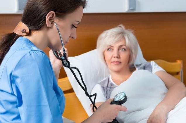 Persona respirando profundo al aire libre en un parque